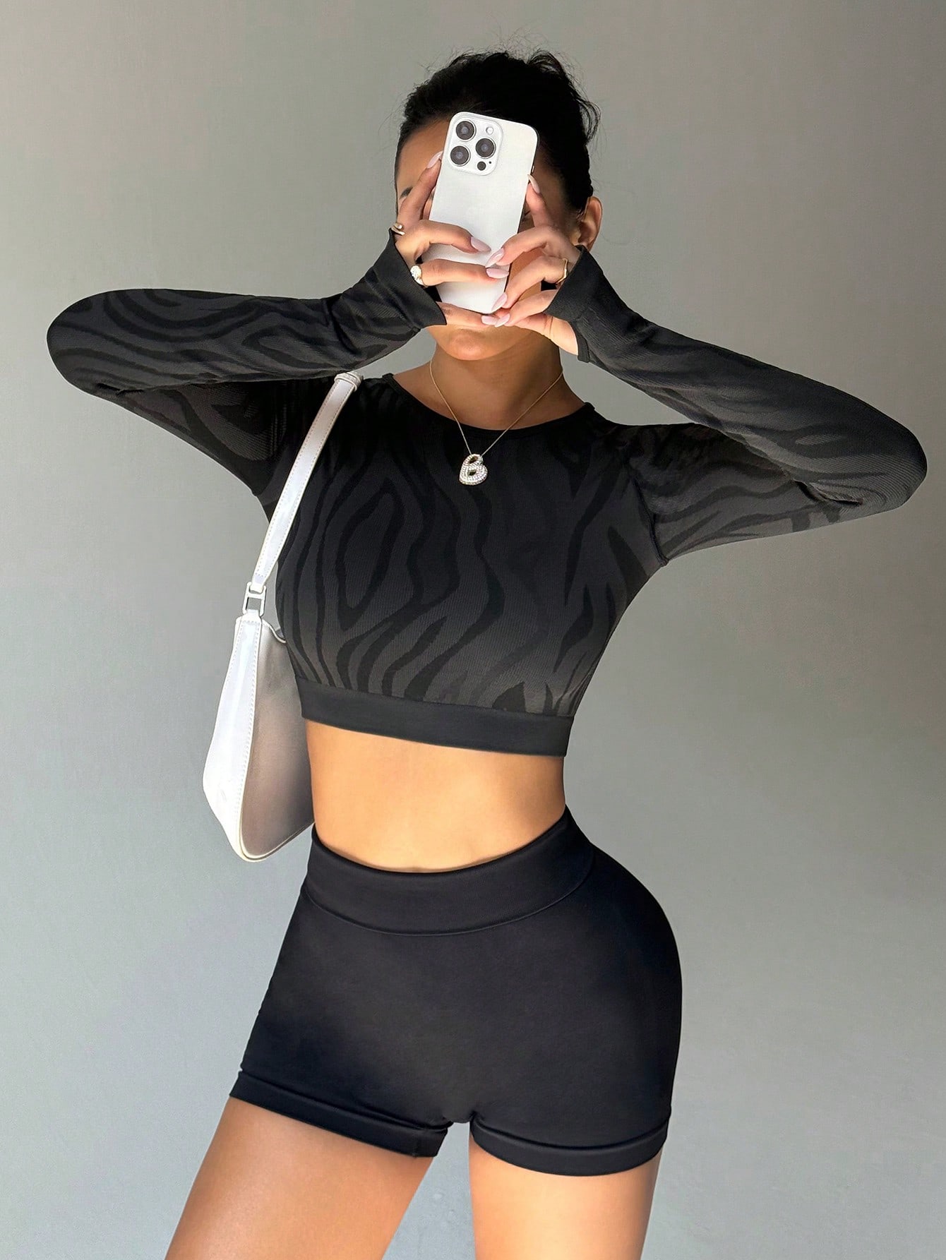女性用ゼブラ柄長袖クロップトップ、ラウンドネック、サムホール - Yoga Fitness Fit Club のレビューと価格